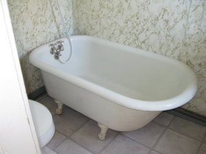Even an old-fashioned bathtub. I guess it's 100 years old, just like the house.
